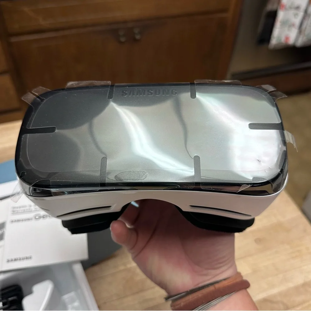 NIB Samsung Gear VR Headset Powered by Oculus